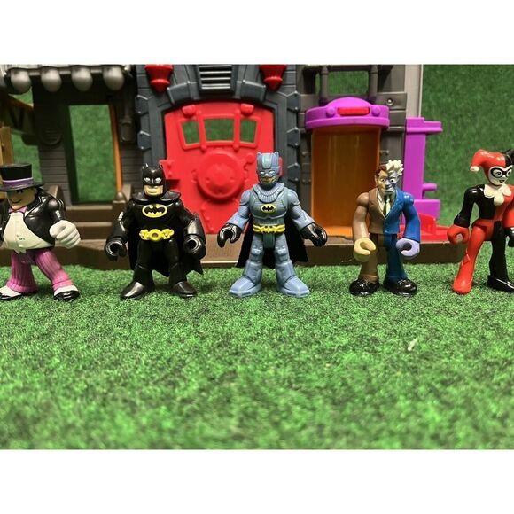 Imaginext Super Friends Gotham City PD Jail Penguin Playset with Penguin - Picture 3 of 8